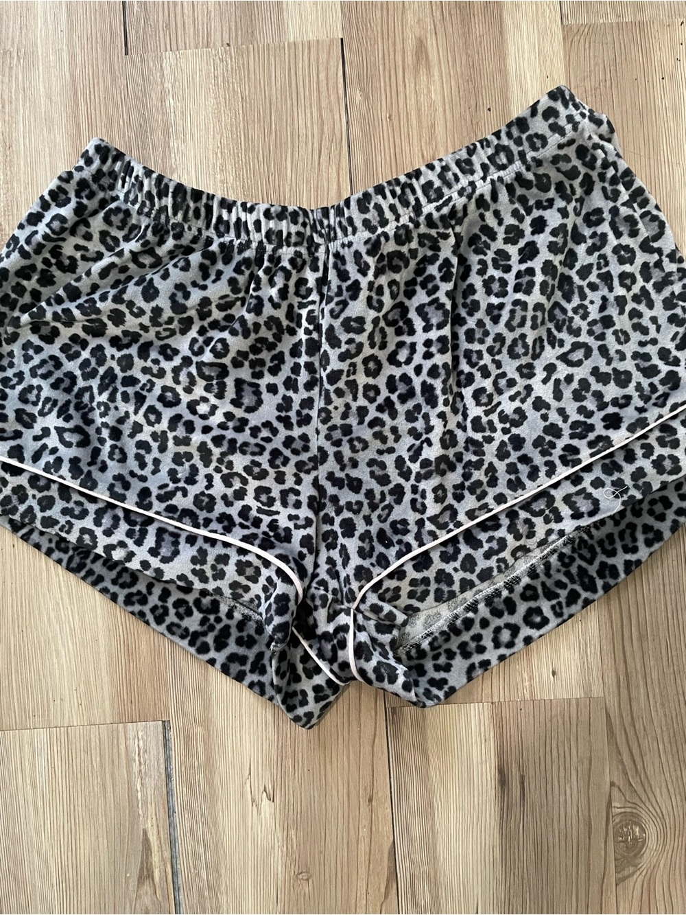 Juicy Couture Gray and Black Leopard Print Pajama Short Set - Picture 3 of 4